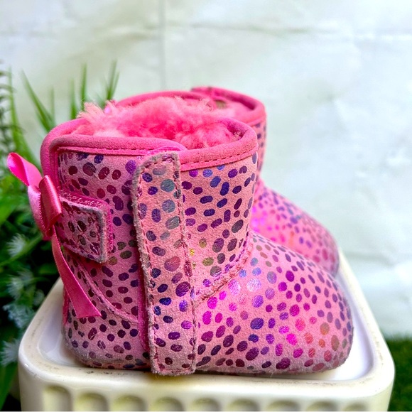 UGG
Kid's Jesse Bow II Spots
Pink Rose SPARKLE SUEDE
Size: 0/1 (0-6 Months) - Picture 5 of 16